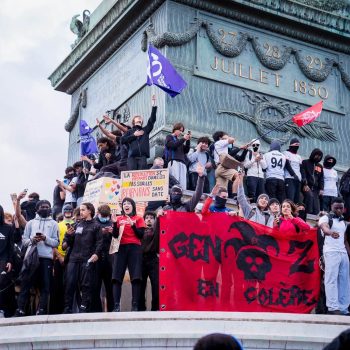 Протестиращи гимназисти на Юлската колона на Площада на Бастилията по време на големия митинг на 8 октомври т. г.