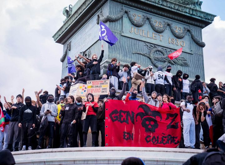 Протестиращи гимназисти на Юлската колона на Площада на Бастилията по време на големия митинг на 8 октомври т. г.