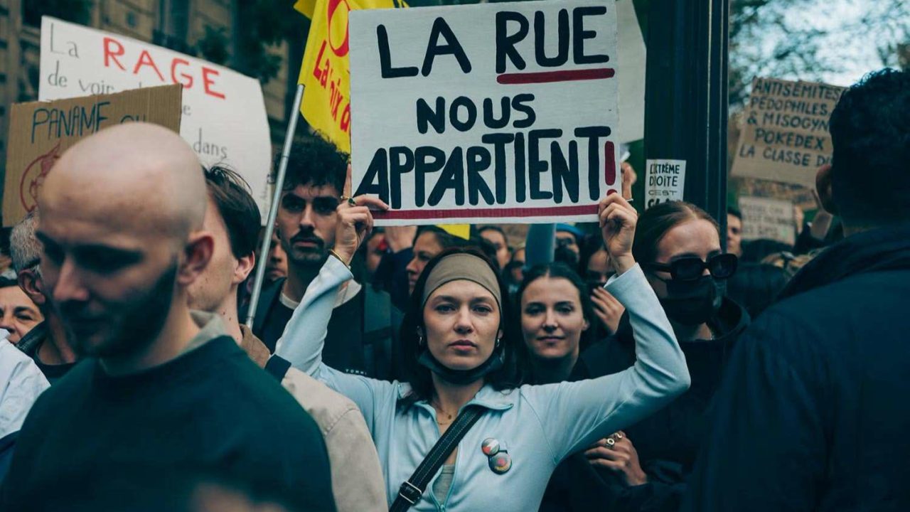 „Улицата ни принадлежи“, пише на транспаранта на тази участничка в масовите протестни шествия из Франция на 17 октомври