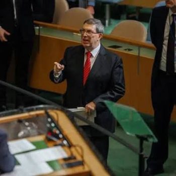 Бруно Родригес по време на словесния му сблъсък с Майк Уолц (в гръб на трибуната“ в Общото събрание на ООН на 27.10.2026 г.