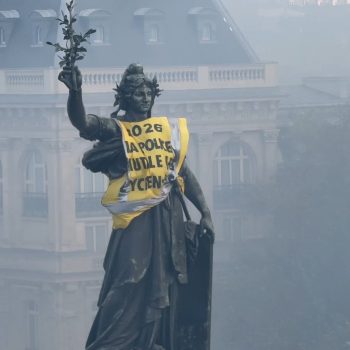 Протестиращите "облякоха" статуята на Мариана в Париж в жилетка с надпис "Полицията осакатява ученици"
