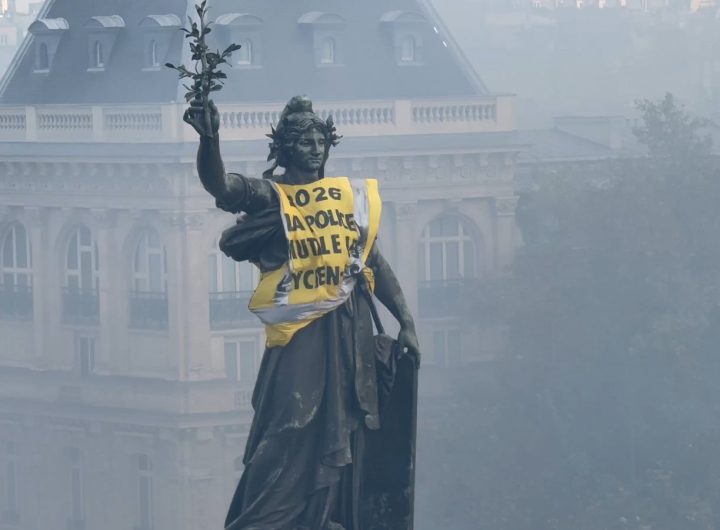 Протестиращите "облякоха" статуята на Мариана в Париж в жилетка с надпис "Полицията осакатява ученици"