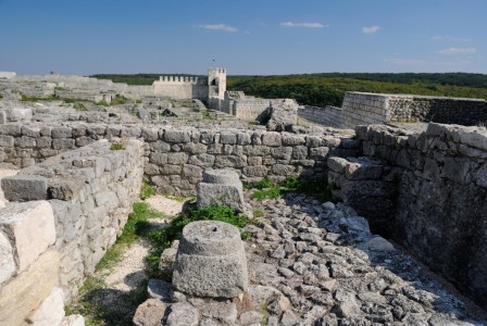Шуменската крепост има добре добре обособени три стени–римска, византийска и българска. Напоследък има и една по европроект